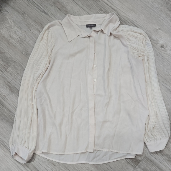 Vince Camuto Cream Button Down Shirt with Pleated Sleeves - Picture 1 of 4